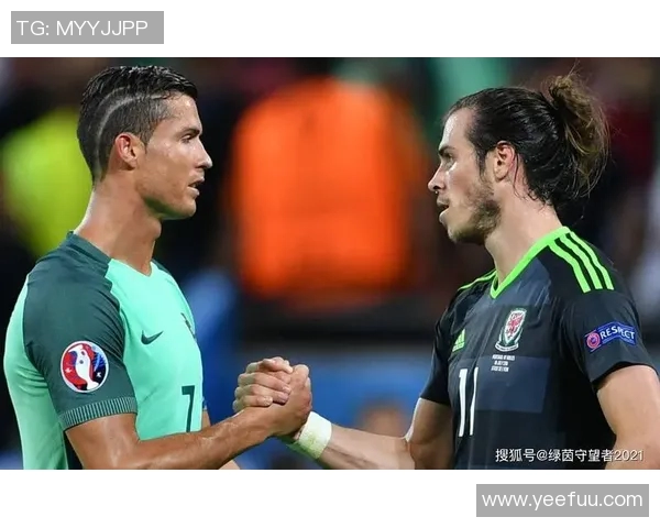 足球球星赛场内外穿搭风格与个性魅力全方位解析